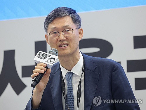 문형배 전 헌법재판소장 권한대행이 22일 서울 강남구 코엑스에서 '어른 김장하의 씨앗'이라는 제목으로 열린 서울국제도서전 북토크에 참석해 발언하고 있다. [연합뉴스]